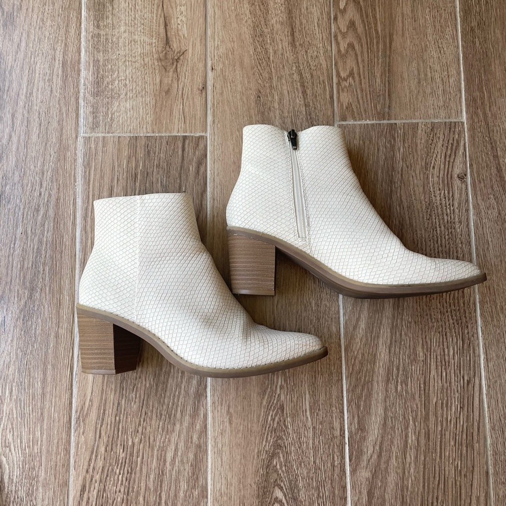 Universal Thread - White “Leather” Alligator Patterned Ankle Boot - Size 8